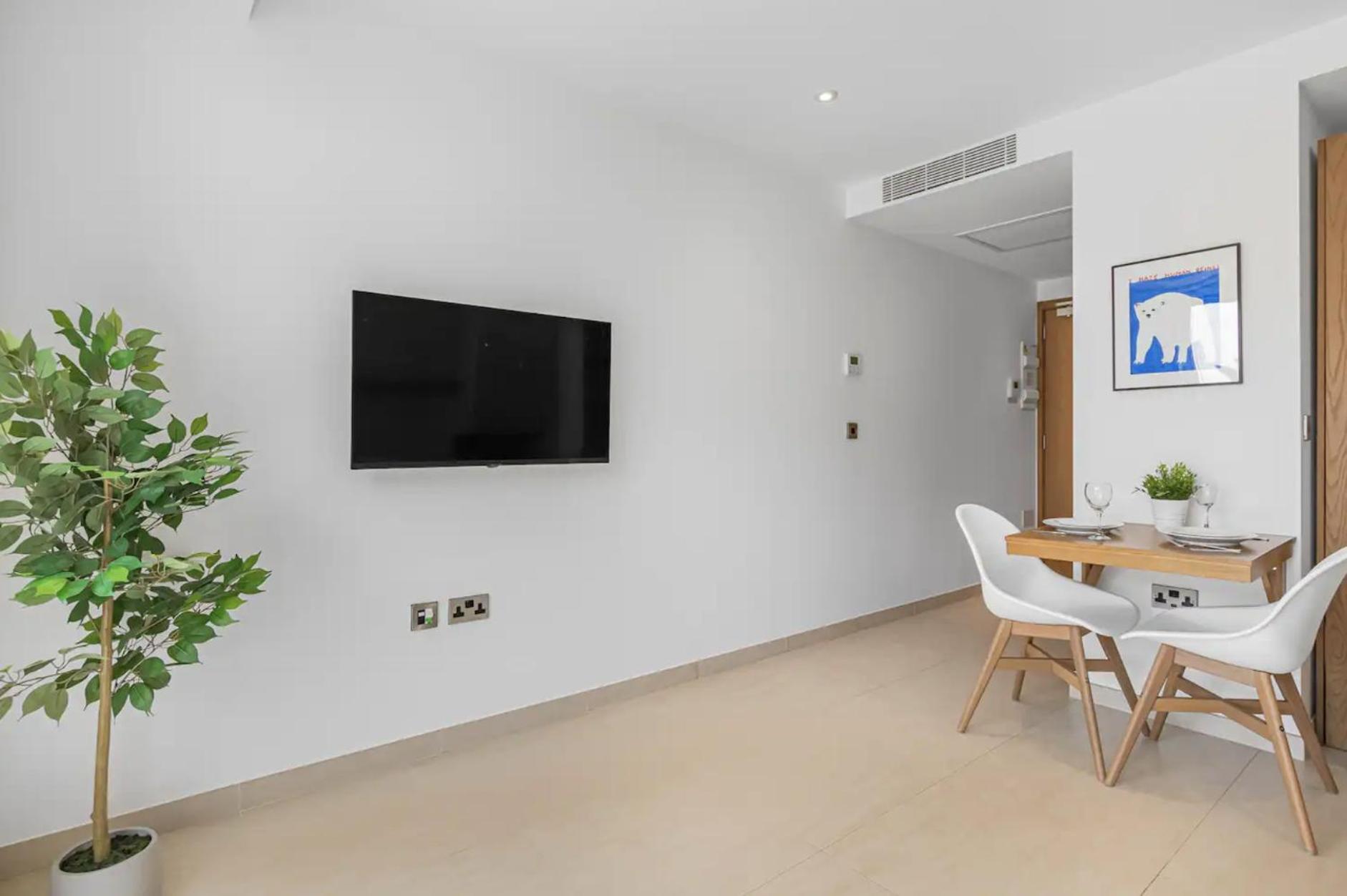 West One Studio Apartments ジブラルタル エクステリア 写真